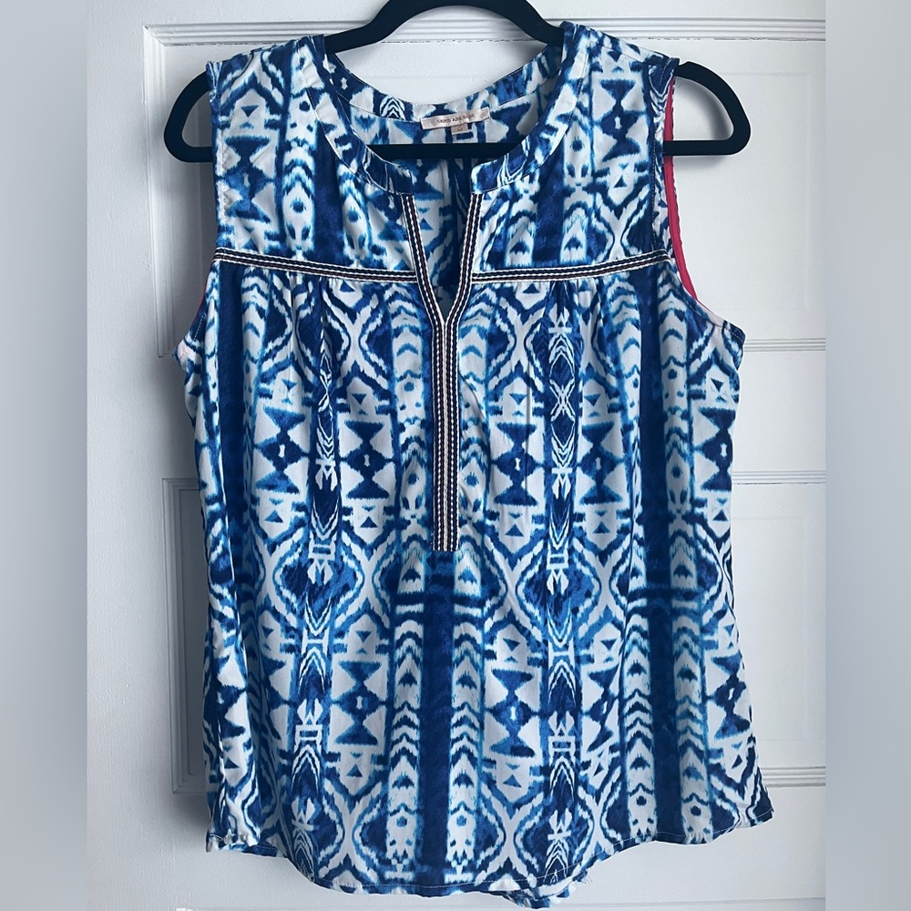 Skies Are Blue size medium blue & white ikat top